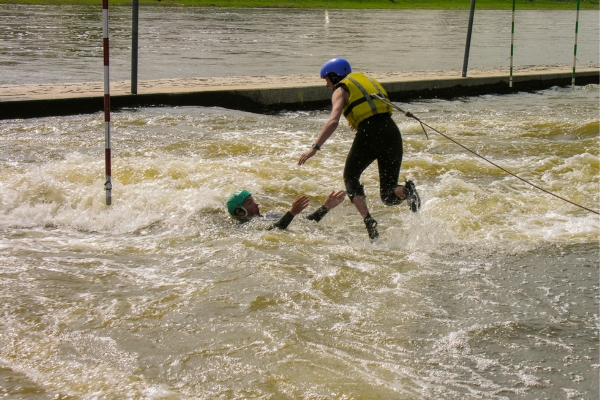 Sonhar-que-esta-salvando-alguem-na-agua